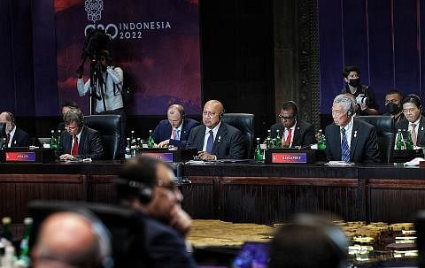 KONGSI PANDANGAN: Encik Lee (paling kanan) memberi ucapan di sesi kerja mengenai keselamatan makanan dan tenaga di Sidang Puncak G20 semalam. - Foto MCI PERBINCANGAN PENTING: Encik Jokowi (tengah, depan) membuka Sidang Puncak G20 yang dihadiri pemimp