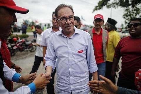 PERCATURAN POLITIK: Datuk Seri Anwar (depan) berkata Pakatan Harapan sudah lama menyedari rancangan dan rundingan antara Umno, PAS dan Bersatu untuk bergabung dan membentuk kerajaan baru. Gambar menunjukkan beliau bersama penyokongnya semasa berkempe