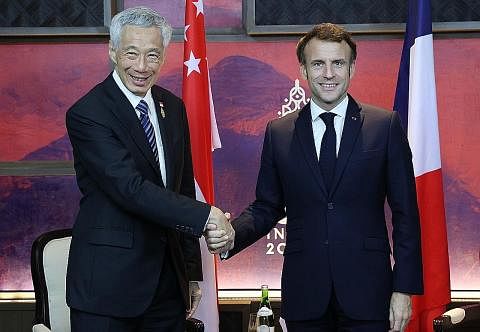 PERKUKUH HUBUNGAN: Encik Lee mengadakan mesyuarat dua hala bersama Presiden Perancis, Encik Emmanuel Macron di Bali. - Foto MCI