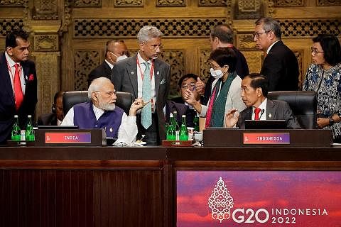 AMBIL ALIH TUGAS: Presiden Jokowi (kanan) secara rasmi menyatakan India akan mengambil alih tugas Presiden G20 tahun depan. Perdana Menteri India, Encik Narendra Modi (kiri), turut memberi ucapan di akhir Sidang Puncak G20 di Bali semalam. - Foto REU