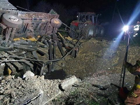 RAGUT DUA NYAWA: Sebuah roket jatuh di perkampungan Przewodow, Poland, malam kelmarin. - Foto REUTERS