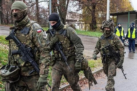 SIAP SEDIA: Sekumpulan askar dan anggota polis bergegas ke tempat kejadian di Przewodow, Lublin Voivodeship, Poland, selepas sebuah roket terhempas di kawasan itu pada Selasa lalu. - Foto EPA-EFE