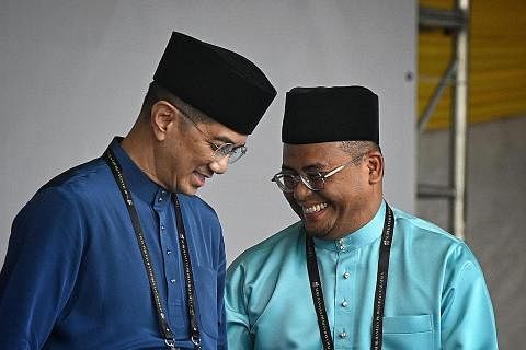 PESAING: Datuk Seri Mohamed Azmin Ali kelihatan bersama pesaingnya Menteri Besar Selangor, Datuk Seri Amirudin Shari. - Foto BM oleh ARIFFIN JAMAR