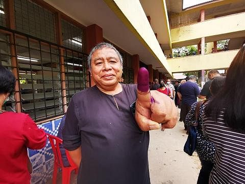 SEMANGAT UNDI: Penulis melaksanakan tanggungjawab mengundi di pusat mengundi di Sekolah Menengah Bandar Sungai Buaya, Hulu Selangor.