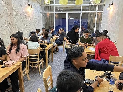 YAKIN NIAGA BERTAMBAH BAIK: Restoran 'The Daun' di kawasan Ben Thanh, Ho Chi Minh, hidangkan juadah Melayu dan Vietnam. Pemiliknya, Encik Soffian (gambar sisipan) akui walaupun jumlah pelancong ke Vietnam kini tidak setinggi berbanding tempoh sebelum
