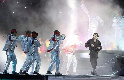 BERWARNA WARNI: Bintang pop Korea Selatan dan salah seorang ahli BTS, Jung Kook, menyanyikan Dreamers, lagu Piala Dunia 2022 di Stadium Al-Bayt di upacara pembukaan kejohanan itu kelmarin. Piala Dunia 2022 menyingkap tirainya di Qatar, selepas pelbag