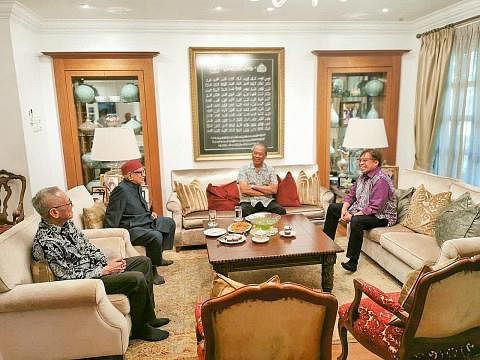 BINCANG SOAL PEMBENTUKAN KERAJAAN: Pengerusi Perikatan Nasional, Tan Sri Muhyiddin Yassin (dua dari kanan), menerima kunjungan Premier Sarawak, Tan Sri Abang Johari Tun Openg (kanan) dan Presiden PAS, Tan Sri Abdul Hadi Awang (dua dari kiri), untuk m