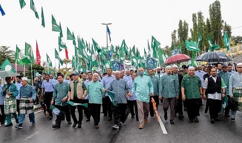 SANGKAL DAKWAAN: 'Gelombang hijau' pada PRU15 menyaksikan PAS memenangi kerusi Parlimen paling banyak, tetapi Datuk Takiyuddin Hassan (foto sisipan) menyangkal dakwaan ia akan menggunakan kedudukannya untuk melaksana dasar yang menindas mana-mana kum