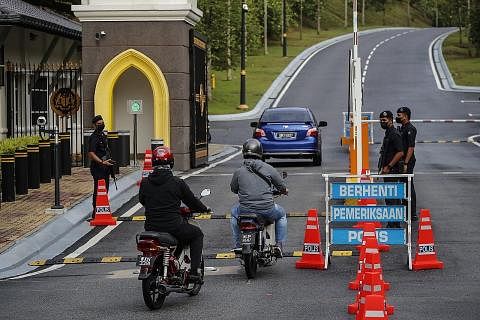 KAWALAN KETAT: Ketua Polis Negara, Tan Sri Acryl Sani Abdullah Sani, berkata pihak polis mengadakan sekatan jalan raya di seluruh negara demi menjamin keselamatan rakyat menyusuli ketegangan politik yang berlaku. - Foto EPA-EFE