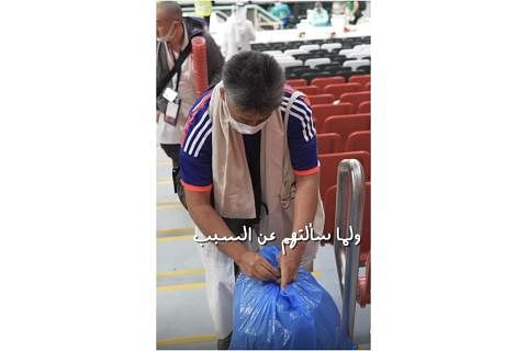 KUTIP SAMPAH: Penyokong Jepun membersihkan stadium selepas perlawanan antara Qatar dengan Ecuador Ahad lalu. - Foto INSTAGRAM OMAR FAROOQ