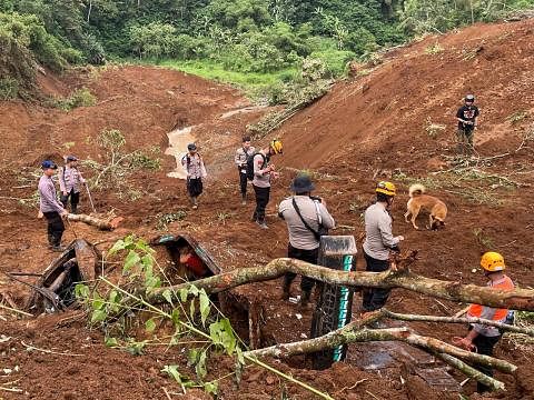 OPERASI MENYELAMAT: Pegawai penyelamat berusaha untuk mencari mangsa yang terperangkap akibat gempa bumi di sebuah kampung di Cianjur yang tertimbus bawah tanah. - Foto REUTERS
