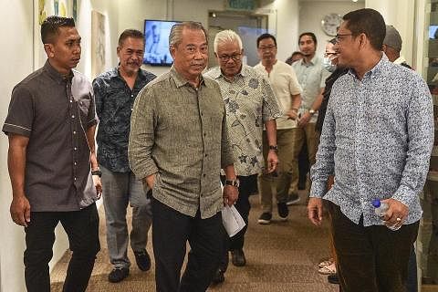 TEMU MEDIA: Pengerusi Perikatan Nasional, Tan Sri Muhyiddin Yassin (tiga dari kiri) tiba untuk menghadiri sidang media di ibu pejabat parti itu di Kuala Lumpur, kelmarin. Turut bersamanya ialah Timbalan Presiden Bersatu, Datuk Seri Ahmad Faizal Azumu