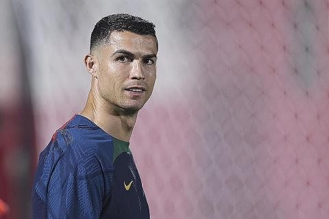 KE MANA SETERUSNYA?: Ronaldo kini bebas mencari kelab baru selepas menamatkan kontraknya bersama Manchester United Selasa lalu. - Foto EPA-EFE