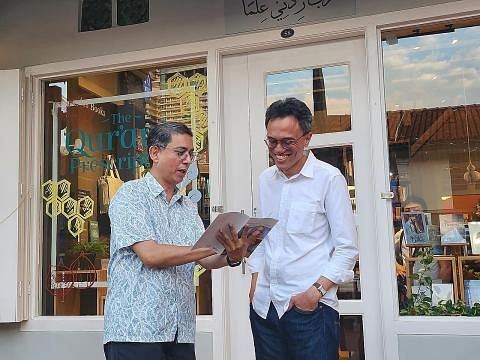 PROJEK BARU: Dr Faishal Ibrahim (kiri) berkongsi usaha dokumentasi cerita warisan perniagaan di sekitar Kampong Glam bersama pemilik kedai buku Wardah, Encik Ibrahim Tahir, semalam. - Foto BM oleh RUBIAH MOHD