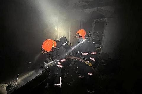 PADAM API: Anggota bomba terpaksa memecah masuk ke sebuah unit kondominium di Sengkang untuk memadamkan kebakaran. - Foto FACEBOOK SCDF
