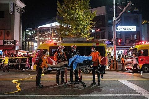 KAWAL: Polis bekerjasama dengan penganjur untuk memastikan akan terdapat aliran orang ramai yang baik untuk mengelakkan kejadian rempuhan seperti yang berlaku di Itaewon, Korea Selatan Oktober lalu. - Foto fail