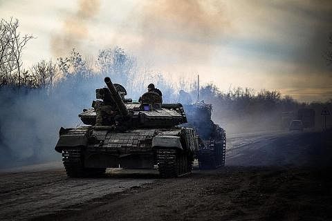 SIAP SEDIA: Sebuah meriam Ukraine menuju ke Bakhmut, di wilayah Donetsk, ketika Russia melancarkan serangan besar-besaran. - Foto AFP