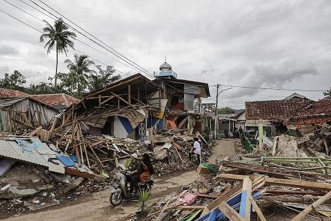 MUSNAH AKIBAT GEMPA: Gempa bumi di Cianjur, Jawa Barat, telah merosakkan lebih 62,000 rumah dan memaksa lebih 73,000 orang berpindah ke lebih 325 pusat perlindungan. - Foto EPA-EFE SOLAT DI KAWASAN TERBUKA: Penduduk di kawasan terjejas terpaksa berso