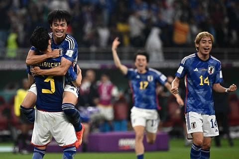 KEMENANGAN HEBAT: Pemain-pemain Jepun meraikan kemenangan ke atas Sepanyol, sekali gus melayakkan diri ke pusingan kalah mati Piala Dunia Qatar ini. – Foto AFP