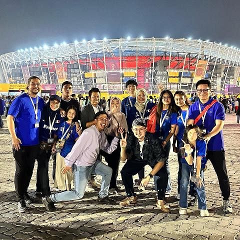 BERBALOI: Aide (kiri) bersama keluarga dan teman-teman warga Singapura yang bermastautin di Qatar untuk menonton perlawanan Piala Dunia di Stadium 974. – Foto ihsan AIDE ISKANDAR