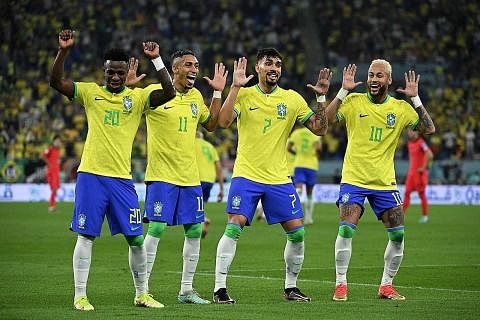 RAIKAN GOL: (Dari kanan) Bintang Brazil, Neymar, meraikan gol penalti bersama rakan pasukan, Lucas Paqueta, Raphinha dan Vinicius Junior, semasa kemenangan cemerlang ke atas Korea Selatan. - Foto AFP