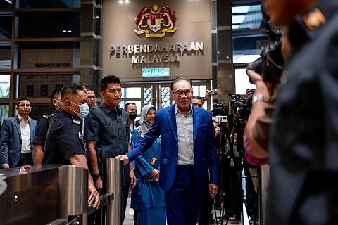 PERTEMUAN RASMI PERTAMA: Datuk Seri Anwar Ibrahim mengadakan pertemuan dengan kakitangan awam daripada Kementerian Kewangan semalam. - Foto FACEBOOK SUARA KEADILAN