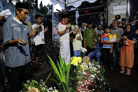 TERDAPAT KEROSAKAN: Anggota awam menyaksikan keadaan sedang polis mengepung tapak pengeboman di luar stesen polis di Bandung. - Foto AFP MANGSA PENGEBOMAN: Sanak saudara berkumpul bagi pengebumian pegawai polis Agus Sofyan, yang terkorban dalam penge