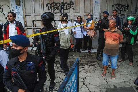 TERDAPAT KEROSAKAN: Anggota awam menyaksikan keadaan sedang polis mengepung tapak pengeboman di luar stesen polis di Bandung. - Foto AFP MANGSA PENGEBOMAN: Sanak saudara berkumpul bagi pengebumian pegawai polis Agus Sofyan, yang terkorban dalam penge