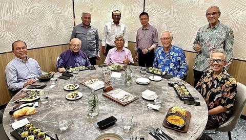 ERAT HUBUNGAN: Encik Goh (duduk, dua dari kanan) menikmati makan malam bersama beberapa mantan AP Melayu/Islam iaitu  (berdiri, dari kiri) Encik Hawazi Daipi, Encik Zainudin Nordin, Dr Ahmad Magad, Encik Zainul Abidin Rasheed, (duduk, dari kiri) Encik  Ahmad Khalis Abdul Ghani, Encik Othman Haron Eusofe, Dr Yaacob Ibrahim dan Encik Mohamad Maidin Packer Mohd. – Foto GOH  CHOK TONG / FACEBOOK