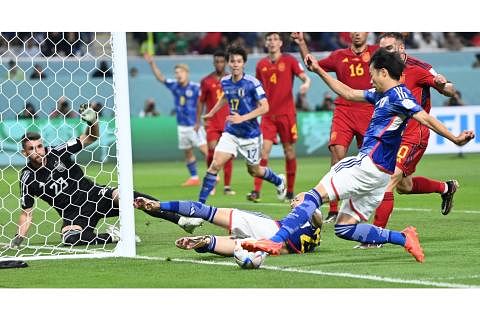 JEJAK PUSINGAN KALAH MATI: Korea Selatan dan Jepun (atas) mampu kalahkan gergasi bola sepak dunia di Qatar. - Foto-foto EPA-EFE