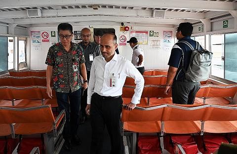 KHIDMAT BARU: Pesuruhjaya Tinggi Malaysia ke Singapura, Dato' Dr Azfar Mohamad Mustafar (berkemeja putih) bersama Pengurus Besar Feri Batam Fast, Encik Chua CL (paling kiri) meneroka feri Batam Fast yang akan membawa penumpang dari Terminal Feri Tana