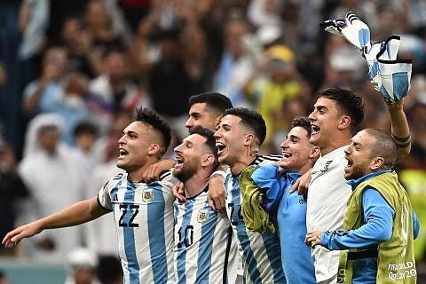 MAMPU KE FINAL: Messi (dua dari kiri) meraikan kemenangan Argentina bersama rakan sepasukannya ke atas Belanda untuk mara ke separuh akhir Piala Dunia 2022. - Foto AFP