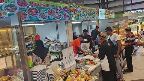 TEMPAT MAKAN BARU: Penduduk sekitar daerah Bukit Panjang kini dapat menikmati lebih banyak pilihan makanan dengan pembukaan Pusat Penjaja Senja. - Foto BH oleh RUBIAH MOHD