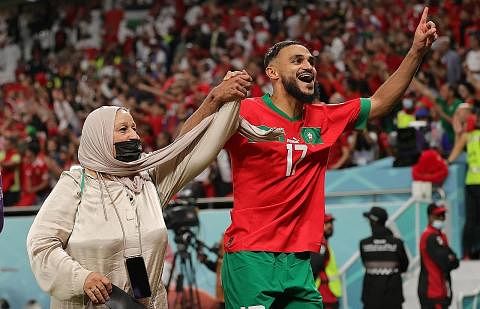 CIPTA SEJARAH: Sofiane Boufal meraikan kemenangan Maghribi dalam suku akhir Piala Dunia 2022 bersama ibunya. - Foto-foto EFA-EFE