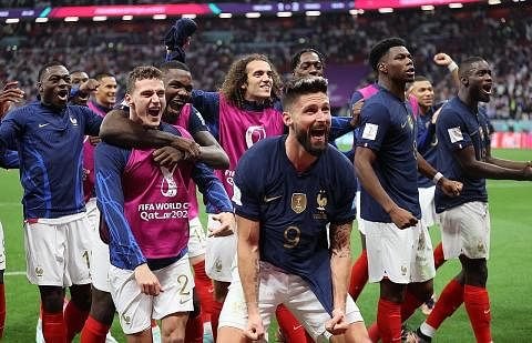 MANTAP: Giroud (depan, tengah) menyambut kemenangan Perancis ke atas England dalam suku akhir Piala Dunia 2022 awal pagi semalam. - Foto EPA-EFE