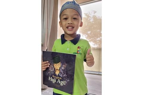 MENARIK: Buku ‘Songkok Haji Agil’ merupakan antara buku yang digemari anak penulis, Ilyas Khalid, sehingga dia gemar mengenakan songkok ke mana jua dia pergi termasuk ke sekolah. – Foto BH oleh SHAHIDA SARHID