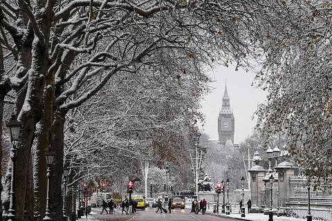 AMARAN KUNING: Pejabat ramalan keadaan cuaca, Met Office, mengeluarkan amaran cuaca kuning untuk salji dan ais di London dan tenggara England. - Foto REUTERS