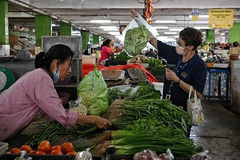 HARGA MENINGKAT: Pengunjung dilihat membeli sayur di Pasar Besar Ipoh, Perak. - Foto BH oleh KUA CHEE SIONG
