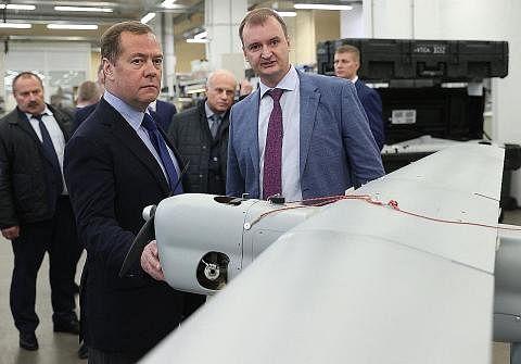 SIAP SEDIA: Bekas pemimpin Russia, Encik Dmitry Medvedev (kiri), berkata pengeluaran senjata generasi baru demi melindungi negaranya daripada musuh-musuh di Eropah, Amerika Syarikat dan Australia. - Foto AFP