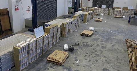 ROKOK HARAM: Ribuan karton rokok tidak dibayar cukai telah dirampas kastam di Loyang Way. - Foto KASTAM SINGAPURA