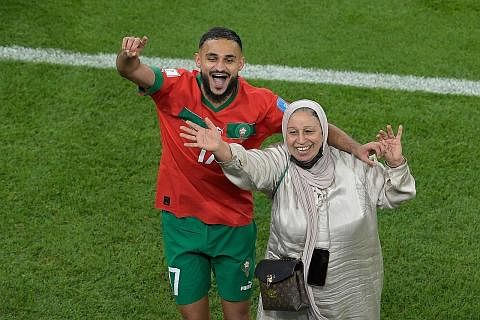 IBU DI 'PENTAS UTAMA': Pemain tengah Sofiane Boufal meraikan bersama ibunya selepas Maghribi layak ke pusingan seterusnya dengan mengalahkan Portugal 1-0. - Foto AFP