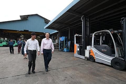 LAWATAN INDUSTRI: Dr Tan See Leng (kanan) mengunjungi syarikat Goldbell Group di Benoi Road dalam satu lawatan industri semalam. Bersama beliau ialah CEO Goldbell Corporation, Encik Arthur Chua. - Foto BH oleh NG SOR LUAN