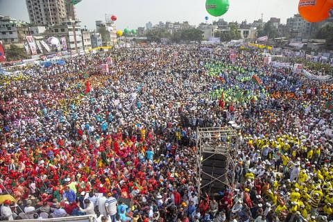 BANTAHAN: Penyokong Parti Nasionalis Bangladesh (BNP) telah mengadakan bantahan di Dhaka, Bangladesh pada 10 Disember lalu. - Foto EPA-EFE