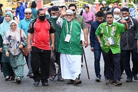 LAKSANA PINDAAN UNDANG-UNDANG SYARIAH DI TERENGGANU: Foto fail ini menunjukkan presiden Parti Islam Se-Malaysia (PAS) Tan Sri Abdul Hadi Awang (tengah), semasa pilihan raya umum yang lalu di Marang, Terengganu. - Foto AFP