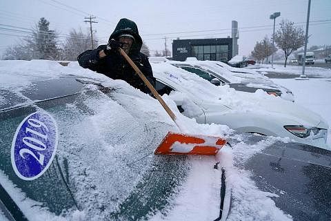 DITUTUPI SALJI: Ribut salji telah melanda Amerika Syarikat. - Foto AFP