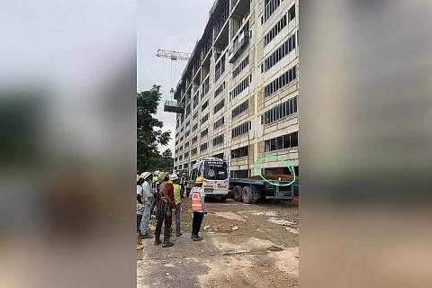 BERANSUR PULIH: Pekerja Bangladesh itu sedang menjalankan kerja pengukuhan tiang di tingkat tujuh sebuah bangunan yang sedang dalam pembinaan sebelum terjatuh. - Foto PEMBACA ST