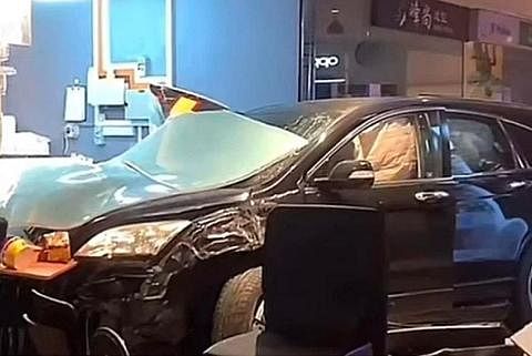 DISYAKI MABUK: Video kemalangan itu menunjukkan bahagian kanan bonet kereta itu remuk. - Foto TANGKAP LAYAR WHATSABOUTSG/YOUTUBE