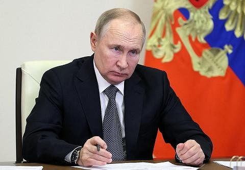 TERUS BERPERANG: Presiden Russia, Encik Vladimir Putin, akan terus menyerang Ukraine meskipun semasa sambutan perayaan Krismas. - Foto AFP