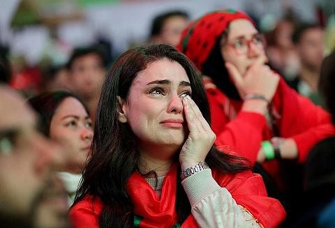 KECEWA: Seorang penyokong Maghribi di Casablanca tidak dapat menahan sebak selepas Perancis menundukkan Maghribi pada aksi separuh akhir Piala Dunia. - Foto REUTERS