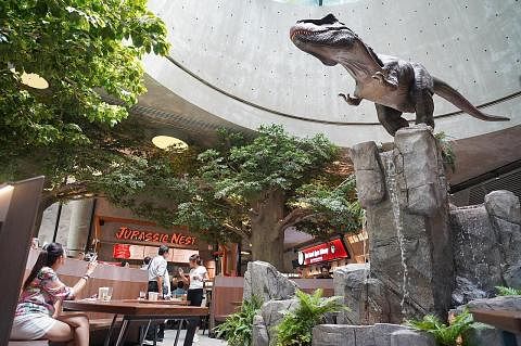 NASI LEMAK AYAM TALIWANG: Hidangan istimewa dari from Nasi Lemak Ayam Taliwang di medan selera Jurassic Nest. AWAS! T-REX DI ATAS: T-Rex jadi tarikan medan selera yang boleh menampung sekitar 500 pengunjung di Jurassic Nest di Gardens by the Bay. - F